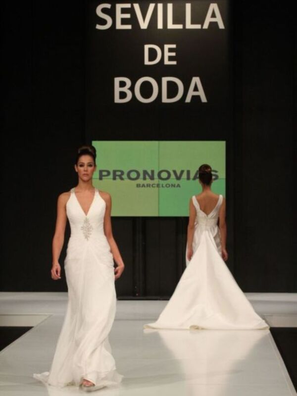 Desfile de Pronovias en Sevilla, Barcelona, con modelos portando vestidos de novia elegantes.
