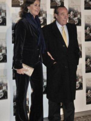 La duquesa de Alba presenta por fin sus memorias con su marido y tres de sus hijos