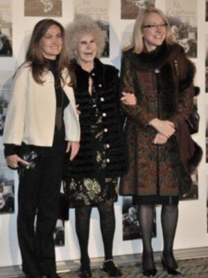 La duquesa de Alba presenta por fin sus memorias con su marido y tres de sus hijos