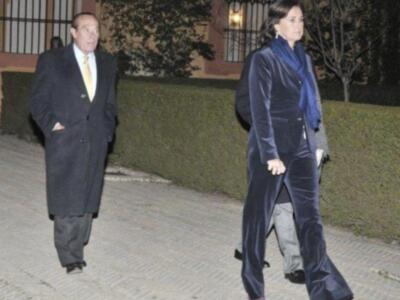 La duquesa de Alba presenta por fin sus memorias con su marido y tres de sus hijos