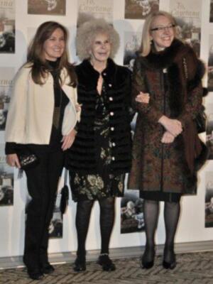 La duquesa de Alba presenta por fin sus memorias con su marido y tres de sus hijos