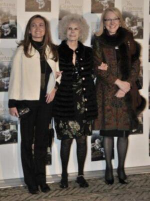 La duquesa de Alba presenta por fin sus memorias con su marido y tres de sus hijos