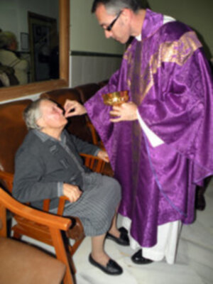 Santa Misa de Navidad, en la Residencia de Mayores, asistida, Virgen de las Angustias de Alcalá del Río.