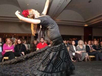 La duquesa de Alba, incansable, presidió desfile de trajes de flamenca a beneficio de nuevo futuro en Sevilla