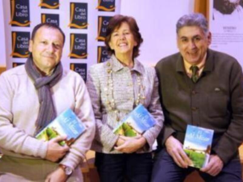 Tres personas sonrientes sostienen libros en una presentación de Casa Libro.