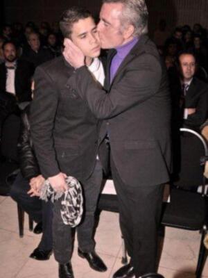 Gloria Camila cumple 16 años sobre la pasarela ante la orgullosa mirada de su padre y su hermano que regreso de Irlanda