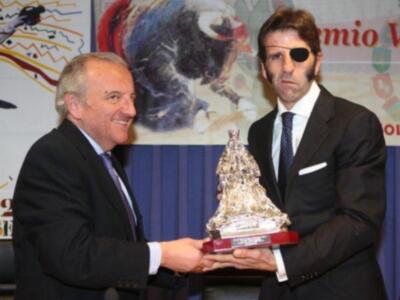 Padilla triunfa y pone banderillas con parche de diseño en un ojo