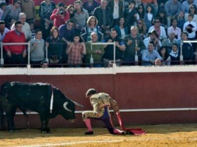 El cordobés celebra el día del padre con sus tres hijos en un festival benéfico