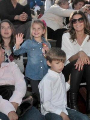 El cordobés celebra el día del padre con sus tres hijos en un festival benéfico