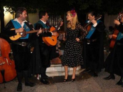 Carmen Lomana inaugura la primavera en Sevilla con la tuna