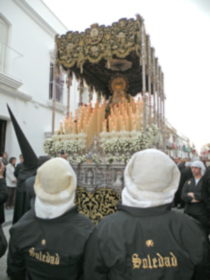  La lluvia dio una tregua en el  Viernes Santo de Alcalá del Río.