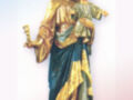Una estatua de la Virgen María con el Niño Jesús en sus brazos, vestida con una túnica azul y un manto dorado. La estatua está ubicada en Sevilla, Andalucía, España.