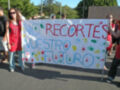 Cartel con mensaje "NO RECORTÉS NUESTRO FUTURO" en una protesta.