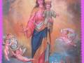 Imagen de María Auxiliadora con un niño en sus brazos, rodeada por ángeles y un escudo. Texto: "MARÍA AUXILIADORA" en la base de la imagen.