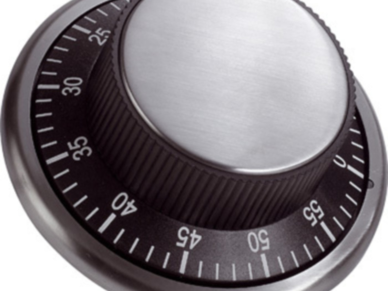 Un control giratorio de metal con un marcador en el centro y números de 0 a 50 alrededor, probablemente para ajustar la potencia o volumen en un dispositivo.