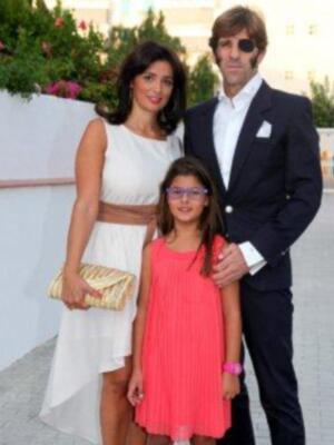 Juan José Padilla con su mujer y su hija Paloma presentó su biografía en Chipiona