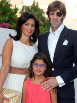 Juan José Padilla con su mujer y su hija Paloma presentó su biografía en Chipiona