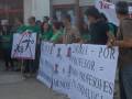 Estudiantes y profesores protestan con pancartas en contra de la falta de horas laborales, reclamando 2 horas por profesor y 600 menos en Andalucía.