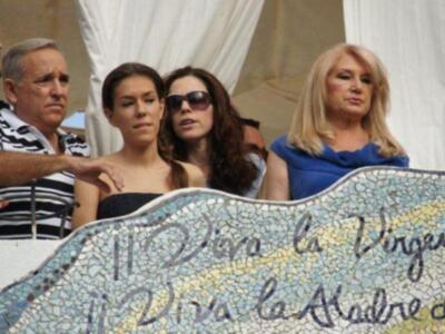 Gloria Mohedano con su familia, los únicos que presenciaron el paso de la virgen de regla  en la casa de Rocío Jurado