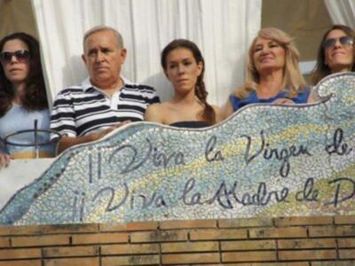 Gloria Mohedano con su familia, los únicos que presenciaron el paso de la virgen de regla en la casa de Rocío Jurado