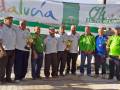 Un grupo de personas posando para una foto en un evento deportivo, con medallas y trofeos en sus manos. El fondo muestra una bandera de Andalucía y un cartel que dice "OK AL JUEGO LINPIO".