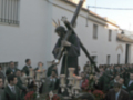 Procesión religiosa con la imagen de Jesús Nazareno, acompañado de fieles en trajes tradicionales, en un entorno urbano.