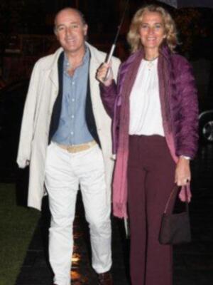 Carmen Lomana espectacular de verde y dorado bajo la lluvia madrina del 25 aniversario de la clínica Rocío Vázquez 