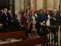 Visita oficial en una catedral histórica, con personas escuchando a un orador en el centro.
