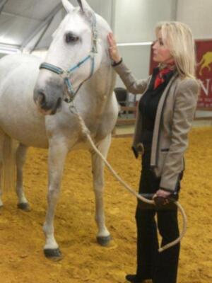 Alfonso Díez ejerce de duque de alba y entrega premio a Bo Derek