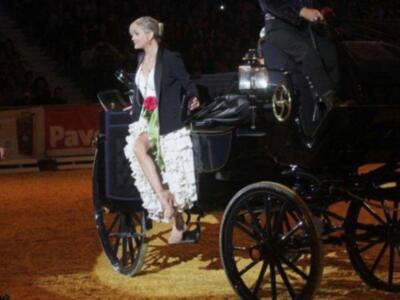 Alfonso Díez ejerce de duque de alba y entrega premio a Bo Derek