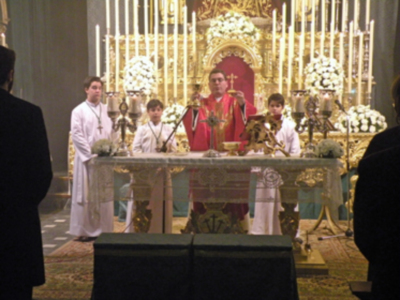 Provincia. Altar y culto de la Novena en honor de María. Stma. de las Angustias Coronada de la Hermandad de la Vera-cruz de Alcalá del Río 