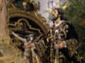 Procesión religiosa con imágenes de Jesús y María, vestidos con túnicas ornamentales y corona de espinas, en un entorno ornamental y festivo.
