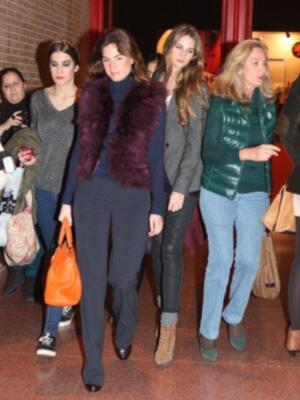 Lourdes Montes por primera vez en familia, con su madre y su hermana para ver desfilar a su cuñada Eva González