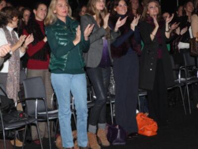 Lourdes Montes por primera vez en familia, con su madre y su hermana para ver desfilar a su cuñada Eva González
