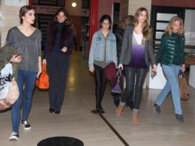 Lourdes Montes por primera vez en familia, con su madre y su hermana para ver desfilar a su cuñada Eva González