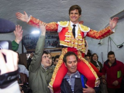 El Juli reaparece en Olivenza y sale por la puerta grande