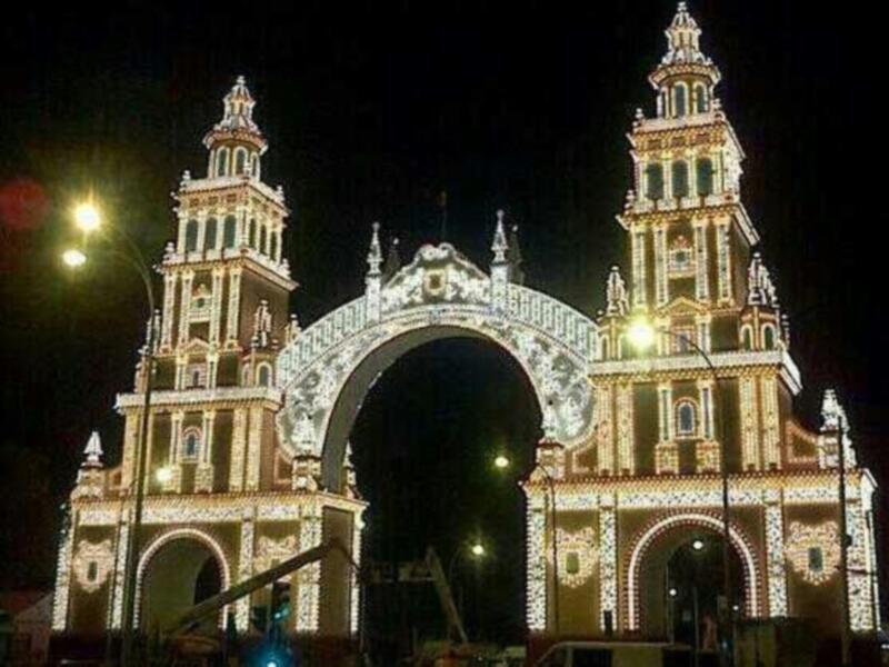 Portada encendida Feria de Abril 2013 en Sevilla