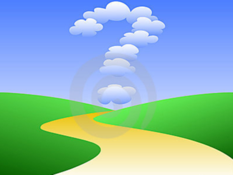 Un camino amarillo y verde se extiende hacia el horizonte, con un cielo azul claro y nubes blancas.