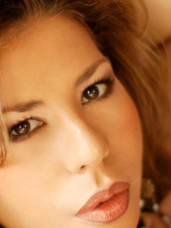 Retrato de mujer con maquillaje suave y expresión seria.