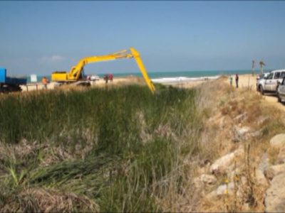 Concluye la limpieza del cauce del tramo del canal de Chapitel más próximo a la costa(Chipiona)