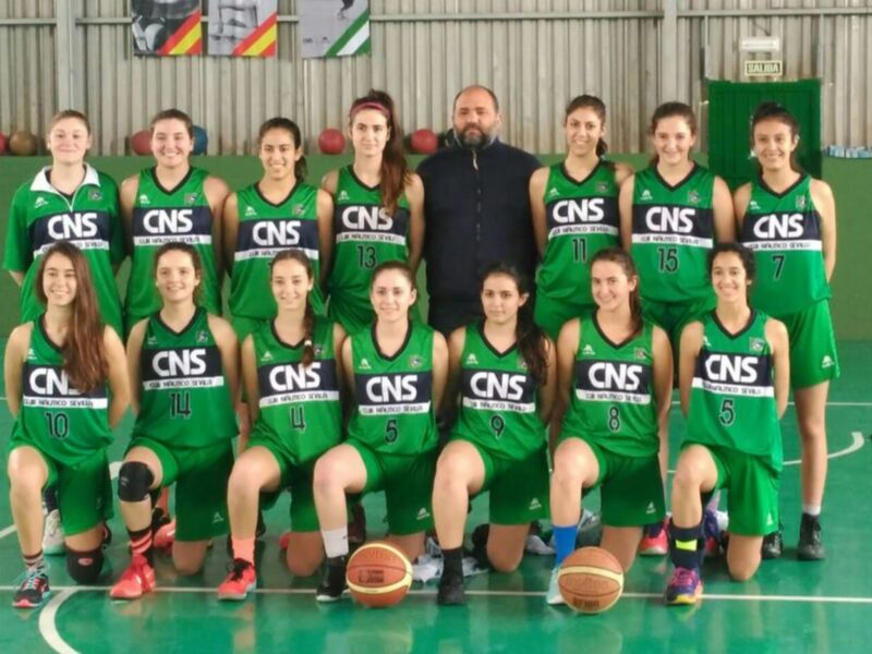 Equipo de baloncesto femenino en verde con el logo CNS.