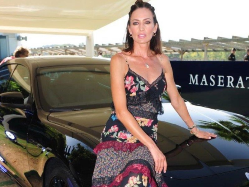 Nieves Álvarez despide el verano en Sotogrande entregando la Copa de Oro de Polo.