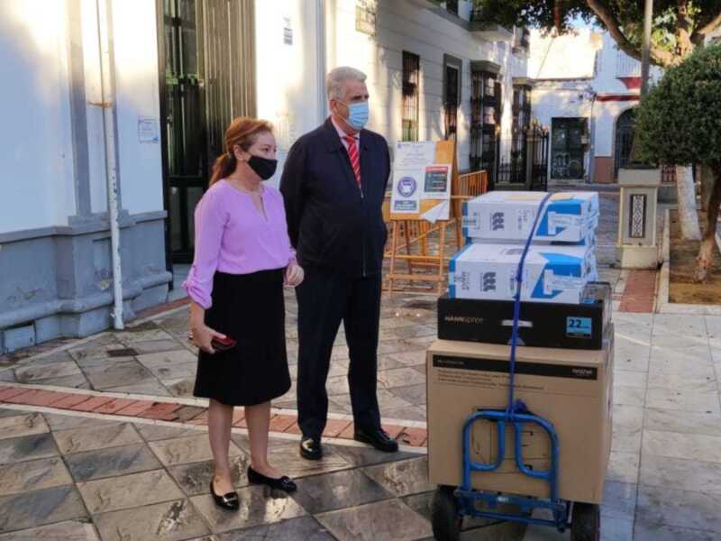 La Diputada de Innovación entrega al Ayuntamiento de Chipiona cuatro equipos informáticos, dos de ellos para el Museo Rocío Jurado