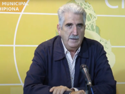 El alcalde de Chipiona confirma el primer fallecimiento por covid-19 en la localidad y afirma no tener competencia sobre positivos en colegios 