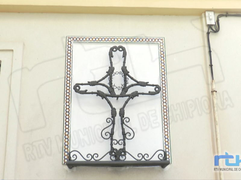 Las cruces de mayo de Chipiona se engalanan para otro año en el que la pandemia no permitirá actos públicos en la celebración