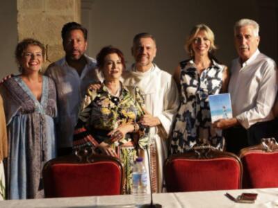Chipiona fue escenario de la presentación nacional del nuevo libro de la periodista Marina Bernal, ‘Anónimos Infinitos 3’ 