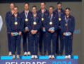 Equipo femenino de gimnasia artística posando con medallas doradas en un podio.