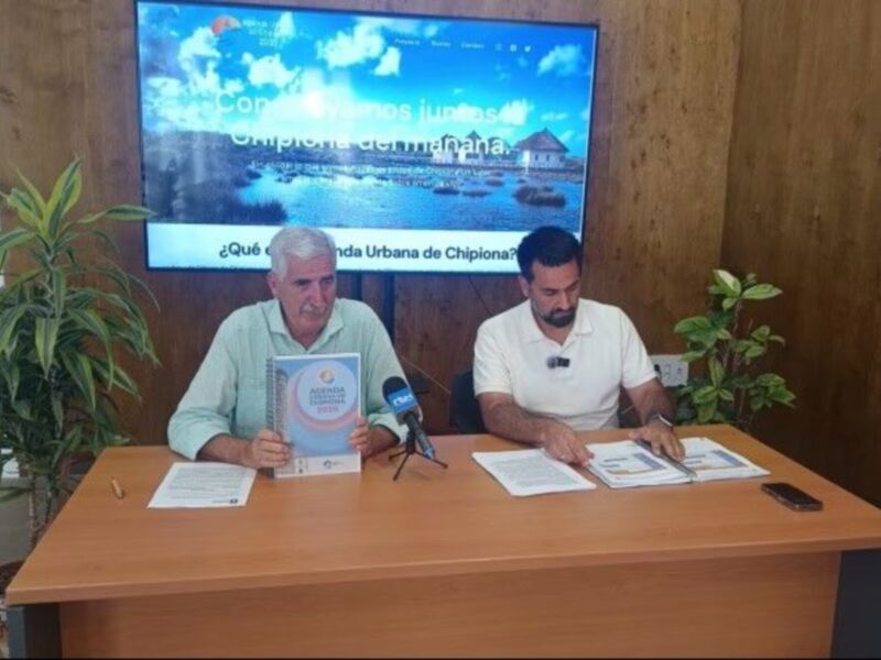 Presentación del Plan de Desarrollo Urbano de Chipiona en una sala de conferencias.