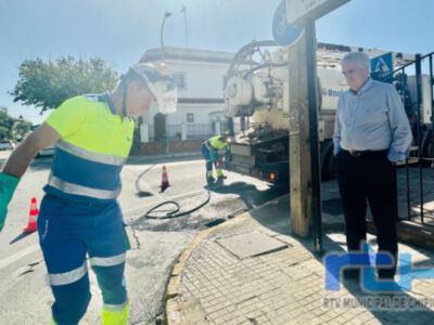 El Ayuntamiento de Chipiona refuerza la limpieza de imbornales para prevenir inundaciones ante la llegada de las lluvias