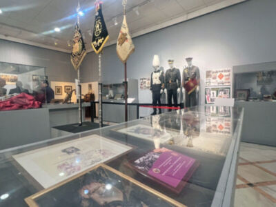  La Calle Sierpes acoge una muestra que celebra dos décadas de trayectoria de la Banda de Cornetas y Tambores Esencia en Sevilla 